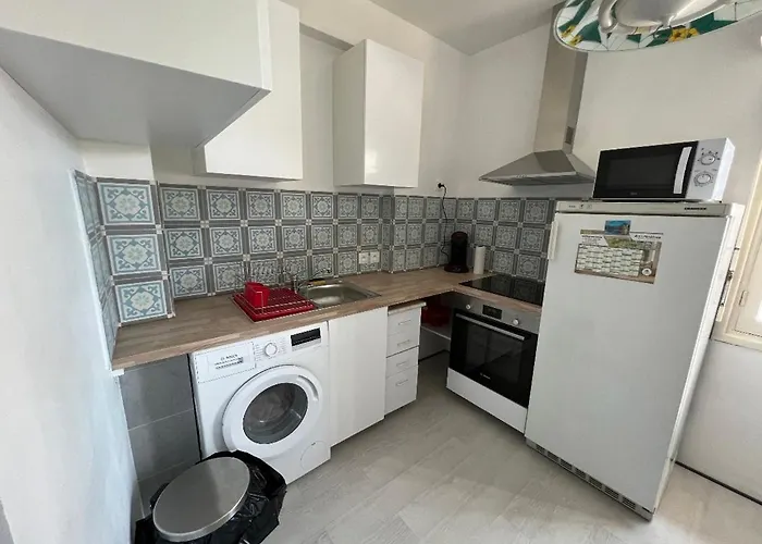 Proche Gare Routiere Мантон